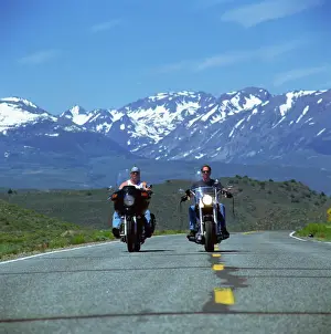 Harley-Davidson Drucke: Harley-Davidson-Biker mit Schneekrägern im Hintergrund, Vereinigte Staaten von Amerika