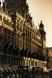 Drucke von Das Harrods-Einkaufszentrum am Abend im Stadtteil Knightsbridge von London in England Großbritannien Europa Harrods Drucke: Das Harrods-Einkaufszentrum am Abend im Stadtteil Knightsbridge von London, England