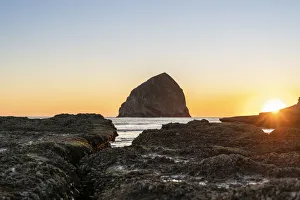 Riesenkohle am Kap Kiwanda zum Sonnenuntergang in der Stadt Pacific City im Kreis Tillamook in Oregon