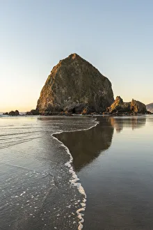 Haystack Rock Oregon Drucke: Haystack Rock with low tide, Cannon Beach, Clatsop county, Oregon