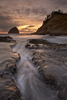 Haystack Rock Oregon Drucke: Haystack Rock at sunset, Pacific City, Oregon, United States of America, North America