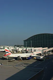 Drucke von Erhebung Heathrow Flughafen Terminal 5 im Jahr 2008 in London (England) Großbritannien Europa Luftfahrt Drucke: Flughafen Heathrow Terminal 5 im Jahr 2008 in London, England und Großbritannien Europa