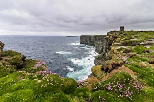British Heritage Landmarks Drucke: High above the cliffs, the Kitchener Memorial, Orkney Islands, Scotland, United Kingdom