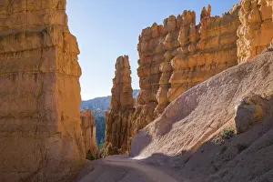 Utah Hiking Trails Drucke: High cliffs towering above the Navajo Loop Trail below Sunset Point