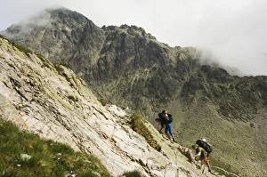 European Mountain Climbing Drucke: Hikers on difficult trail