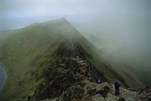 Cumbria Hiking Trails Drucke: Hikers on Striding Edge, from Helvellyn, Lake District National Park, Cumbria