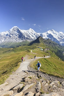 Wandern auf dem Weg zum Gletscherkamm des Eiger in der Nähe von Mannlichen im Kanton Bern