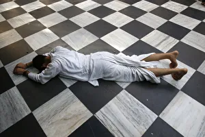 Drucke von Ein Hindu-Anhänger kniet im Krishna-Balaram-Tempel in Vrindawan (Uttarpradesh), Indien Bilder Datiert 2016 Oktober: Ein Hindu-Anhänger kniet vor dem Tempel von Krishna und Balarama in Vrindawan im indischen Bundesstaat Uttar Pradesh
