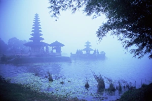 Hindu Temple Bali Drucke: Hindu temple of Bataun in the mist
