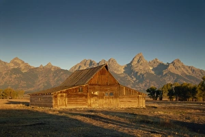 Geschichtliches Bauernhaus und die Tetonschranke