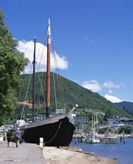 South Island Waterfront Drucke: The historic ship A