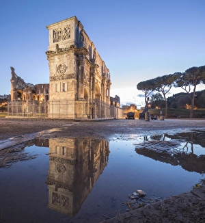 Roman Landmarks Europe Drucke: The historical Arch of Constantine reflected in a puddle at dusk, Rome, Lazio, Italy