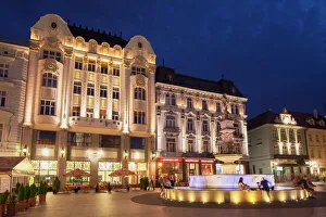 Drucke von Der Hauptplatz am Abend in Bratislava, Slowakei, Europa Slowakei Drucke: Die Hauptstraße am Abend in Böhmen und Mähren bei Sonnenuntergang in der Stadt Bratislava im Land Slowakei an der