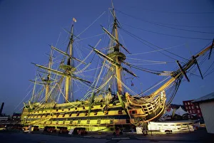 HMS Siegesschiff bei Nacht im Hafen von Portsmouth in der englischen Grafschaft Hampshire