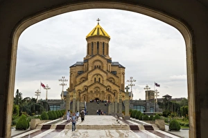 Caucasus Architecture Drucke: Holy Trinity Cathedral viewed through arches, Tbilisi, Georgia, Caucasus, Asia