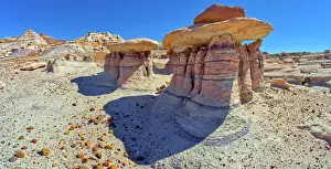 US National Park Landmarks Drucke: Three hoodoos in a triangular formation in Devils Playground called the Unholy Trinity