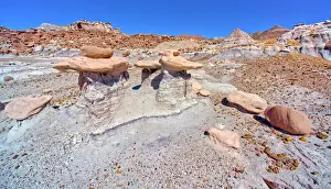 Drei Hoodoos im Dreiecksgestalt im Devils Playground genannt die unheilige Dreifältigkeit. Petrified Forest National Park ist ein Teil des Bundesstaates Arizona in den Vereinigten Staaten von Amerika und Nordamerika