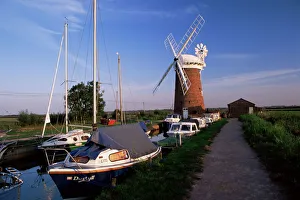 Norfolk Drucke: Windmühle mit Pferdengestellten Turm am Norfolk-Broades-Kanal in der Grafschaft Norfolk im Vereinigten Königreich