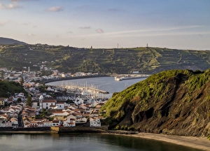 Bilder Datiert 22. Juni 2014: Horta aus der Sicht von Monte da Guia mit erhöhter Aussicht; Faial-Insel; Azoren; Portugal und Atlantik