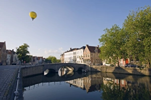 Bruges Old Town Drucke: Hot air balloon floating over rooftops, houses reflected in a canal, old town