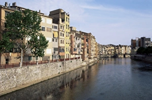 Contemporary Travel Destination Drucke: Houses lining the river