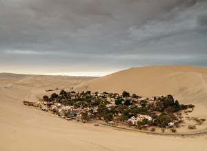 Peru Tourist Attractions Drucke: Huacachina Oasis, elevated view, Ica Region, Peru, South America