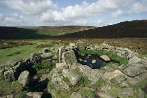 Devon England Tourism Drucke: Hut foundations, Grimspound enclosure, Dartmoor, Devon, England, United Kingdom, Europe