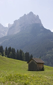 Dolomite Mountains View Drucke: Hut with mountains beyond