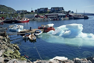 Iceberg Floating In Water Drucke: Iceberg in the harbour
