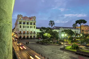 Drucke von Unabhängigkeitsplatz bei Sonnenuntergang in Kito (UNESCO Weltkulturerbe), Provinz Pichincha (Ecuador), Südamerika Ecuador Kulturerbe-Stätten Drucke: Unabhängigkeitsplatz am Sonnenuntergang in Quito Weltkulturerbe der UNESCO im Pichincha-Region Ecuador Südamerika