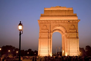 New Delhi Landmarks Drucke: India Gate illuminated in evening, New Delhi, India, Asia