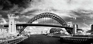 UK Cityscape Photography Drucke: Infrared image of panoramic view of the River Tyne