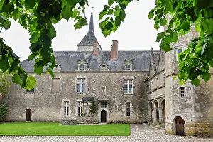 Drucke von Innenaufgang, überdachte Galerie, Ostflügel und der Brunnen des Château de Talcy, Département Loir-et-Cher, Centre-Val de Loire, Frankreich Loir Drucke: Innenaufgang, überdachte Galerie