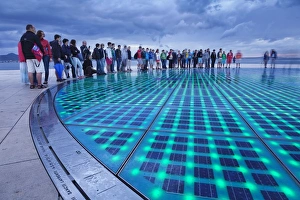 Croatia Tourism Drucke: Installation Greetings To The Sun by Nikola Basic at dusk