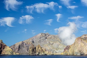 North Island Scenic Views Drucke: Interesting cloud formations over White Island, North Island, New Zealand, Pacific