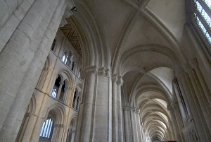 UK Historic Buildings Drucke: Interior and ceiling view, Peterborough Cathedral, Peterborough, Cambridgeshire