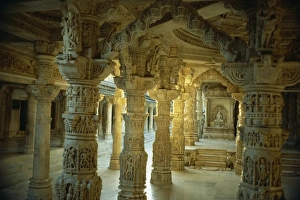 Innenraum des Dilwala-Tempels in Abū Muhalla im Rajastan-Region Indiens