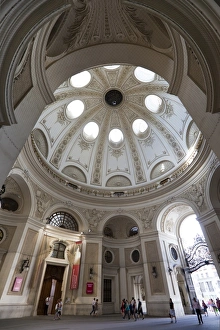 Vienna Tourist Attractions Drucke: Interior dome passageway within Michaeler Gate, Hofburg Palace, Vienna, Austria, Europe