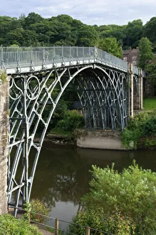 Die Eisenbrücke über den Fluss Severn bei Ironbridge mit einer Länge von 30 Metern wurde im Jahr 1789 vom Architekten Thomas Pritchard und dem Bauunternehmer Abraham Derby erbaut. Sie ist ein UNESCO-Welterbe und liegt in Shropshire, England, Vereinigtes Königreich, Europa