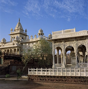 Jaswant Thada in Indien ist eine kleine Sandstein-Statue, die einen hinduistischen Gott darstellt und sich auf einem Felsblock befindet
