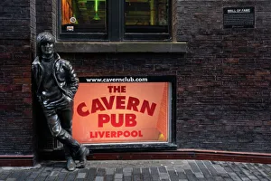 Die Statuene von John Lennon außerhalb des Cavern Pubs an der Matthew Street in Liverpool im Land Merseyside in England im Vereinigten Königreich Europa