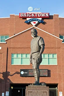 Drucke von Statue von Johnny Bench in Bricktown im Stadtteil Oklahoma City der Vereinigten Staaten Nordamerikas Oklahoma Drucke: Statue von Johnny Bench in Bricktown im Stadtteil Oklahoma City der Vereinigten Staaten von Amerika