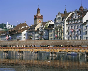 Reuss River Waterfront Scene Drucke: Kapellbrucke