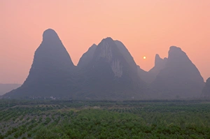 Chinese Countryside Views Drucke: Karst landscape and setting sun, Yangshuo, Guangxi Province, China, Asia
