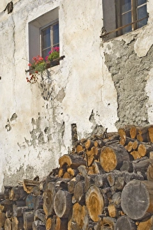 Old Stone Wall Europe Drucke: Kindling and geraniums against an old wall