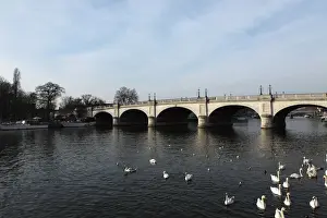 Fluss Drucke: Königstonsbrücke schließt den Fluss Themse in der englischen Stadt Kingston-upon-Thames über