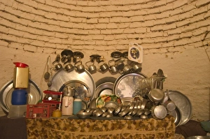 Contemporary Home Decor Ideas Drucke: Kitchen ware inside beehive house built of brick and mud