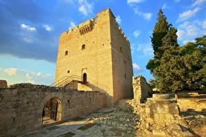 Drucke von Der Kolossosburg in der Stadt Kolossí im Cyprischen Teil des östlichen Mittelmeers Verwandte Bilder Drucke: Der Kolosseuskastell in der Nähe von Kolossi im Zypern-Exklavensystem des Ost-Mediterranen