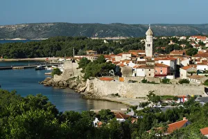 Drucke von Krkstadt auf der Insel Krk im Kroatischen Golf von Adria in Europa Kroatien Drucke: Krk-Stadt auf der Insel Krk im Kvarner-Bogen in Kroatiens Küstenregion am Adriatischen Meer und Europa