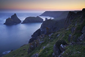 Drucke von Kynanc-Cove in der Insel The Lizard im Bezirk Cornwall im Vereinigten Königreich Großbritannien und Nordirland auf dem Kontinent Europa Bilder Datiert 2012 Mai: Kynans Cove am Felsen der Lüderitz in Kornwall im Vereinigten Königreich Großbritannien und Irland Europäische Union